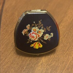 Vintage Floral Compact Mirror - Black and Gold for lipstick